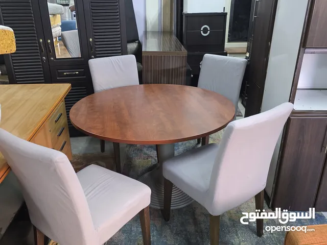 للبيع طاوله طعام 4كراسي يوجد كوارات للكراسي بلون الاسود