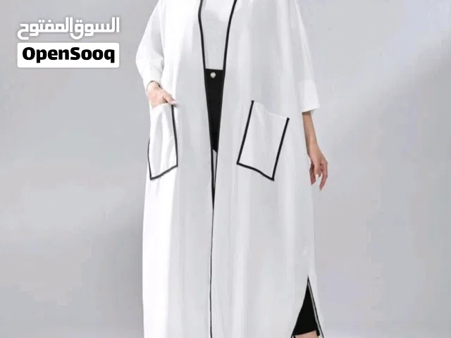 عباية بيضاء مفتوحة بتطريز أسود أنيق – حجم واحد