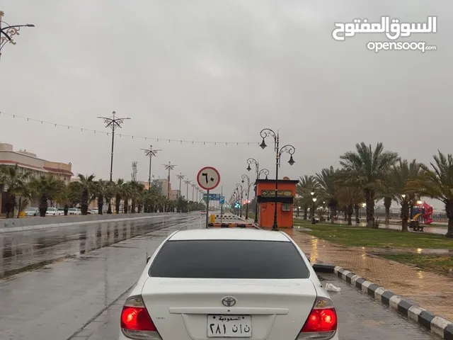 كامري 2006 للبيع تحمل لوحة مميزة قير عادي