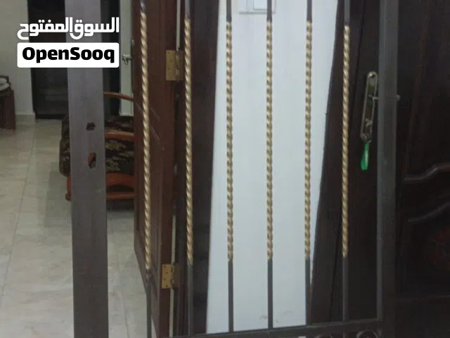 (باب حديد بيتفريز مرتب مفصل تفصيل مع الحلق وزرفيل وكل اغراضو جديد للبيع)