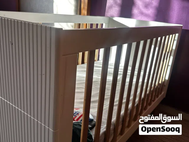 تخت أطفال للبيع استعمال أقل من سنة