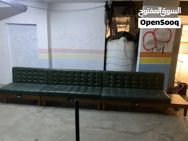 كنب خشب وجلد مع مقابس كهربائية