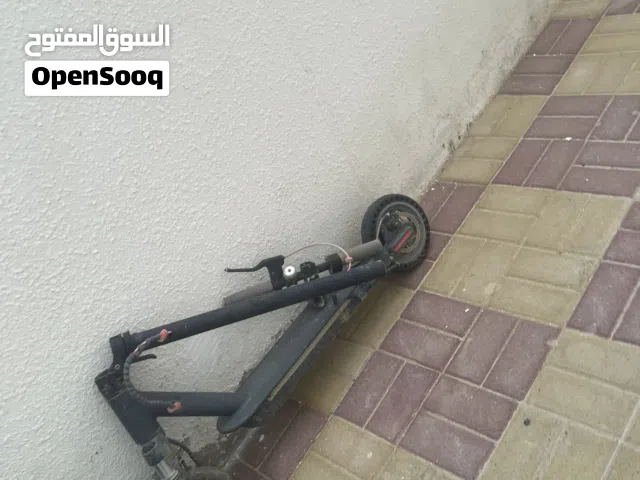 ثلاث سكوترات اثنين يبالهم تصليح و ثالث ابو كرسي بس يباله تيوب مع ثلاث تلفونات واحد مشغل و اثنين يبال