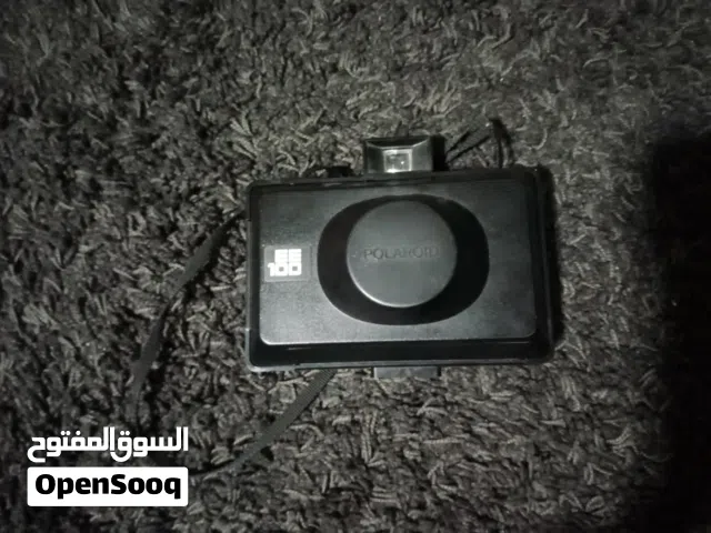 كاميرا Polaroid EE100، وهي كاميرا فورية قديمة (Vintage) تتميز بتصميم "المنفاخ" القابل للطي.