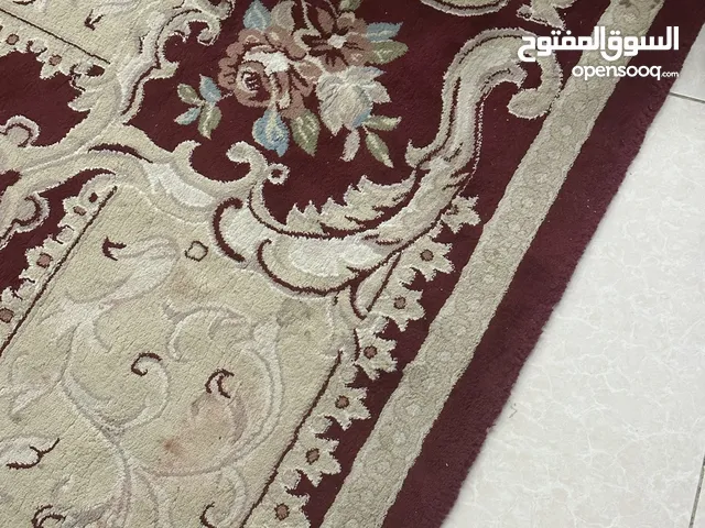زوليه تركيه حمراء مع زخرفه على شكل ورود
