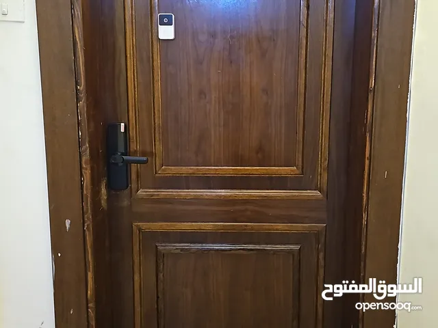 باب خشب ثقيل مفكوك عن باب شقة