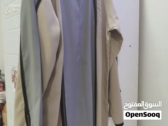 عبايه بلونين رصاصي وبيج ولحاف اسود ساده