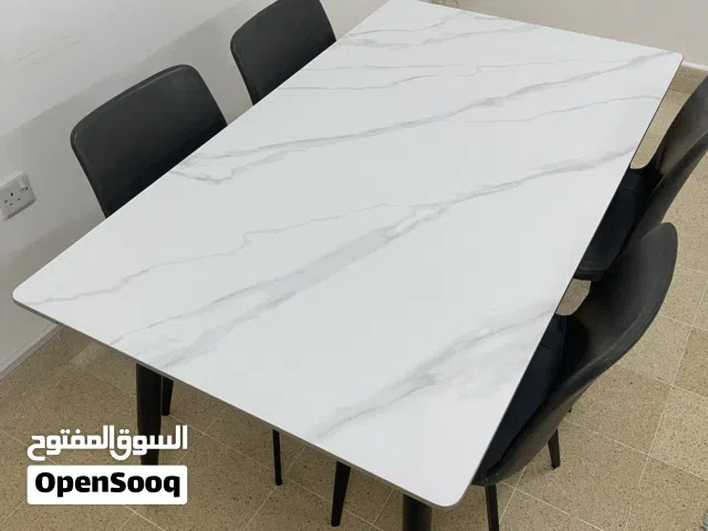 طاولة طعام مستعملة بحالة ممتازة