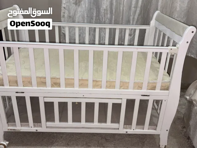 سرير اطفال ومكتبة
