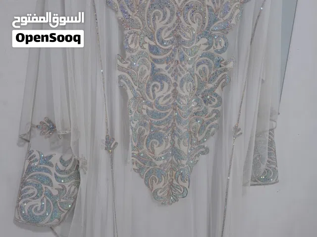 ثوب وكندوره اللون ابيض وفستان لونه ذهبي للبيع