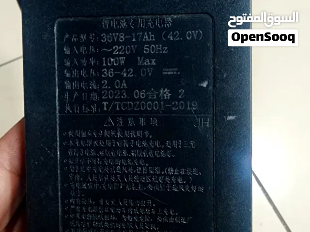 شاحن سكوتر/دراجة كهربائية (42 فولت) بحالة ممتازة للبيع