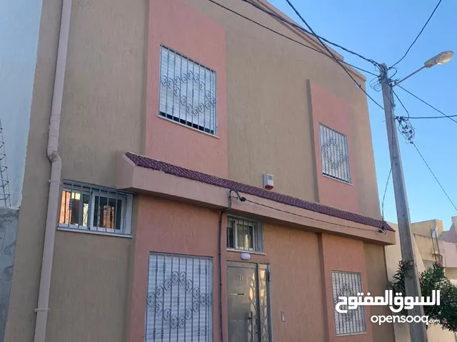 منزل دورين وملحق بمنطقة اريانة - تونس العاصمة