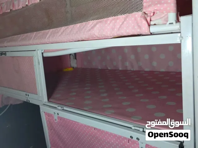 هندول اطفال وفي نفس الوقت سرير اطفال  ونفس الوقت ادراج دولاب في نفسه