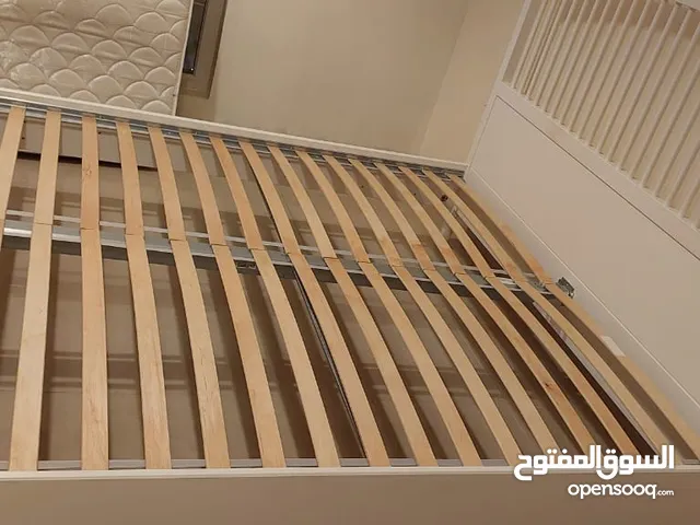 سرير سوبر كينغ خشبي ذات جودة عالية صناعة هوم سنتر بحالة ممتازة جدا للبيع بسعر رمزي