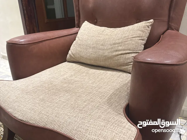 طقم كنب لغرفة معيشة مستعملة لون بني بحالة جيدة للبيع