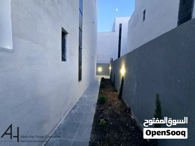 فيلا طابقين وروف للبيع الراهبات الورديه