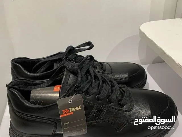 حذاء رياضي جديد مقاسه 41 ماركة Rest sport. سبب البيع مقاسه صغير قاوم للمساومة
