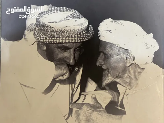 كتاب بقوة الاتحاد / كتاب زايد والتراث/ صندوق خشبي علي شكل خيمة