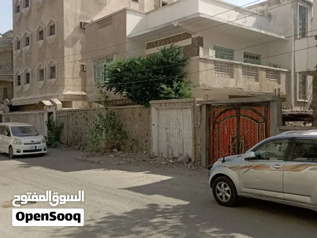 فيلا للبيع في موقع ممتاز قلب  مدينة عدن في خور مكسر على الخط الثاني من ساحل ابين قريبه من ثانوية الج