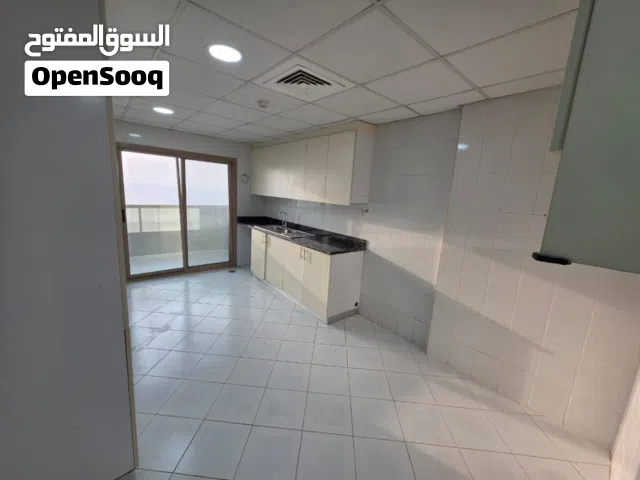 اول ساكن _ اطلاله بحريه مباشره_تكيف مركزي _صاله منفصله_تقسيمات ممتازه_3 حمامات _خزانات بالحائط