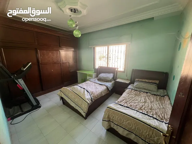 غرفة نوم مستعمل للبيع بسعر جيد تختين وخزانة ومكتب وكومدينا وفرشات خشب لاتيه.