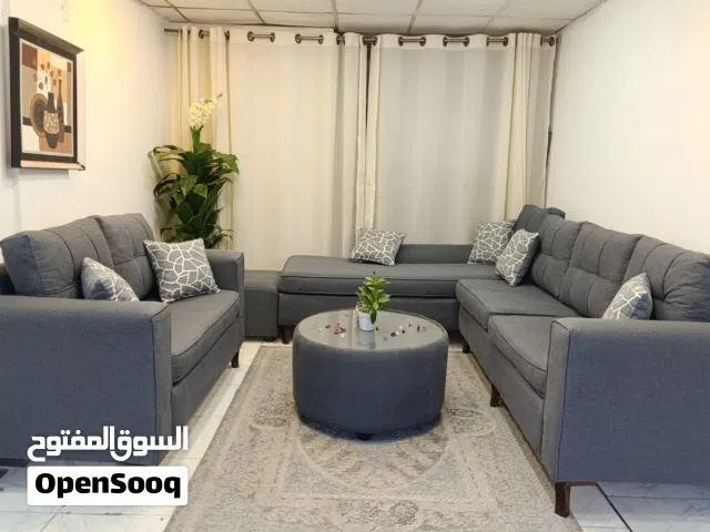 طقم كورنر نظام أمريكي فاخر تصميم عصري وأنيق . حرفL مع ثنائيه بفه وطاوله وسط أرجل