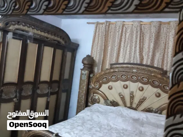 غرفة نوم مكونه من تخت مزوج وخزانه كبيره وكومدينتين وتسريحه بحاله ممتازه السعر نهائي