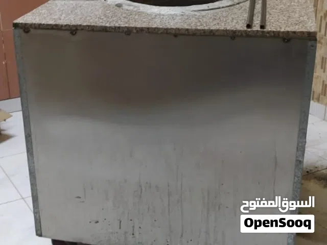 تندور من داخل طيني ومن الخارج المنيوم سنستيل قوي والتندور بحاله ممتازه سبب البيع تم بيع المحل
