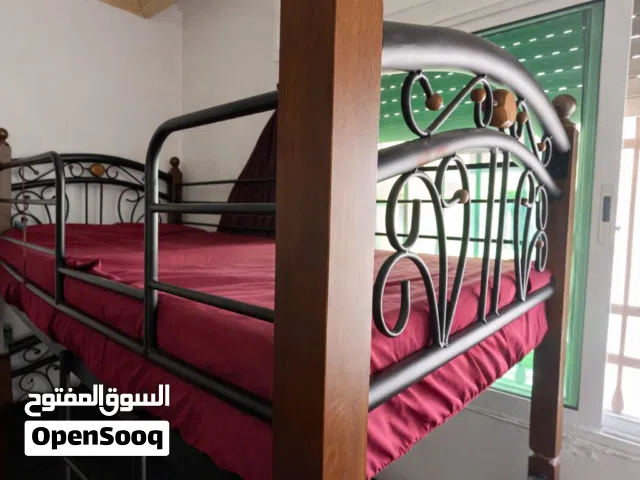 سرير طابقين خشب مع حديد ماليزي بحاله ممتازه ومعهم فرشات السرير