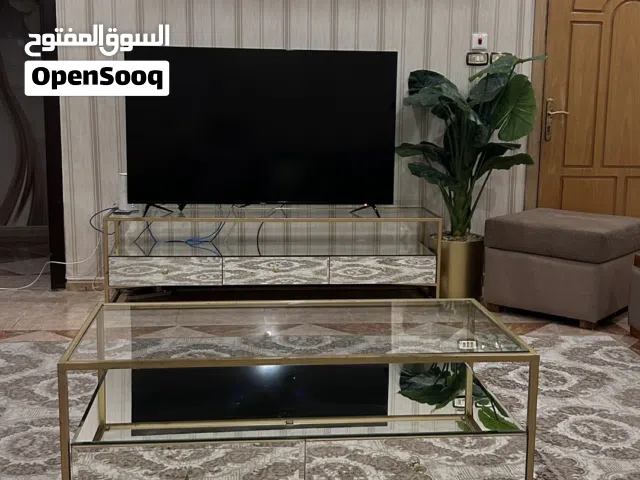 طاولة تلفزيون وطاولة قهوه ومدخل كلها طقم تفصيل مفصله بنفس الشكل والتصميم