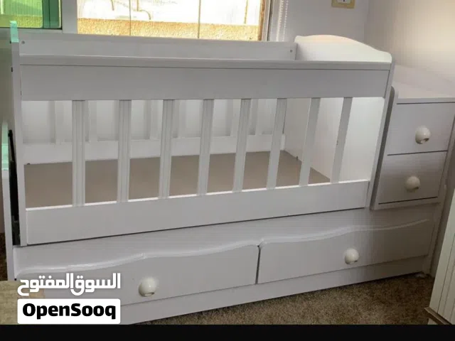 تخت للبيع مع فرشة وناموسيه بتحول من هزاز لتخت كبير
