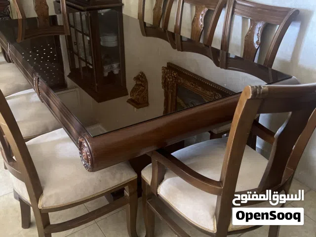طاولة سفره مع  8 كراسي و بوفيه