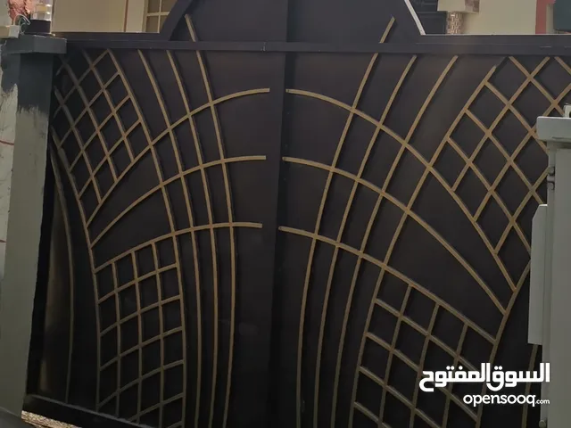 للبيع باب حديد مستخدم