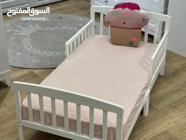 للبيع تخت أطفال خشبي أنيق  تخت خشب أبيض مع فرشة مريحة، تصميم عملي وآمن للأطفال.