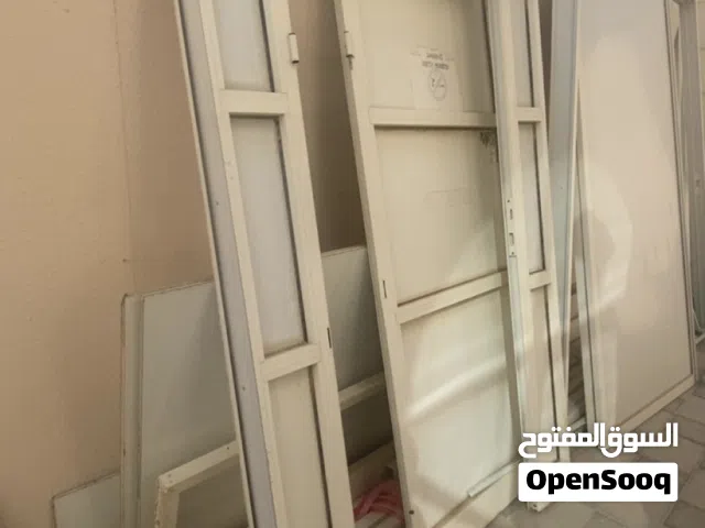 للبيع باب كبير من شركه غير معروفه