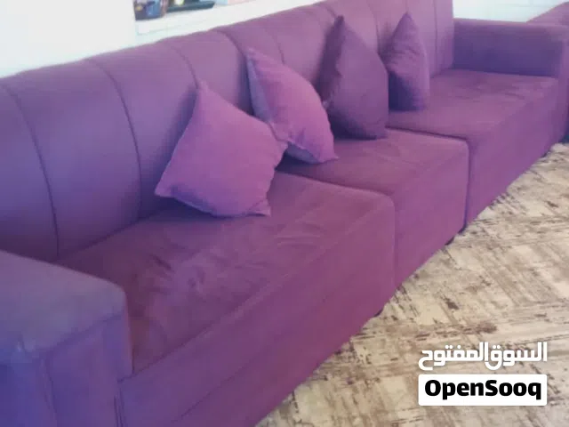 كنب مستعمل بحالة ممتازة ونظيف جدا مع الطاولة، الرقم للإستفسار موجود في الوصف