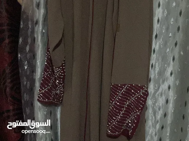 جاكيت طويل ساتر بلون البني ذو اكمام بريق