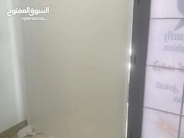 حاجز خشبي اللون الابيض