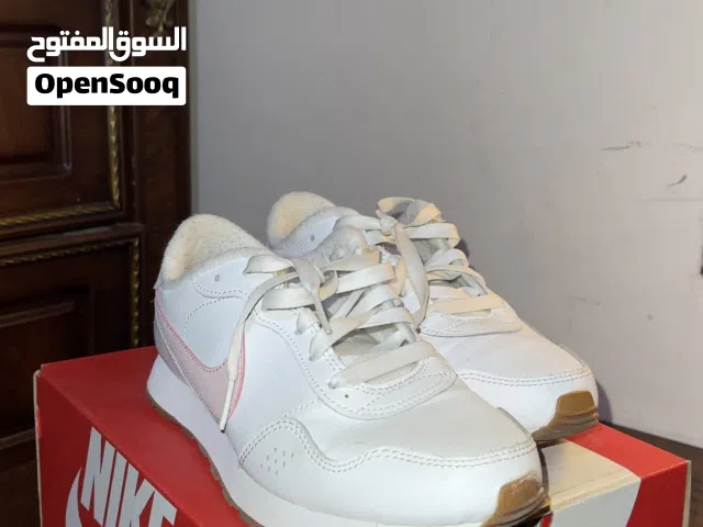 أبيض Nike MD Valiant SE GS
