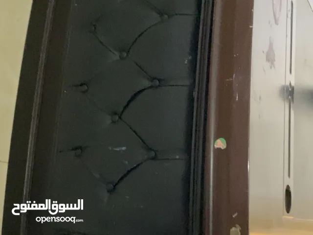 مكتب مع كرسي وخزانه شبه وكاله