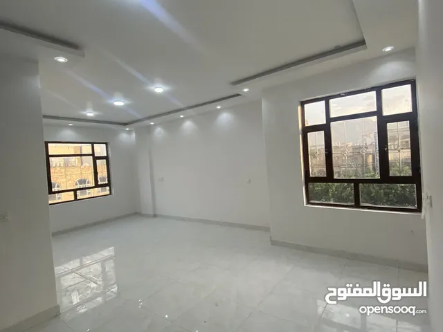 شقة للبيع جاهزه للسكن في حده جوار نادي الوحده موقع استراتيجي على الشارع العام