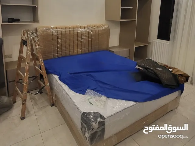سرير king size 180x200. يومي كامل مع رأسية منجد اقل نوعية قماش و فرشة تركية ممتازة و مستعملة 6 شهور.