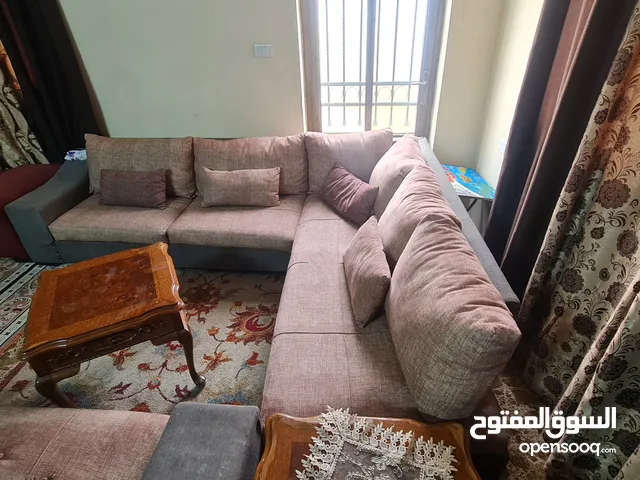 طقمين كنب للبيع تفصيل بحاله جيدة مستعمل بحاله جيدة للبيع