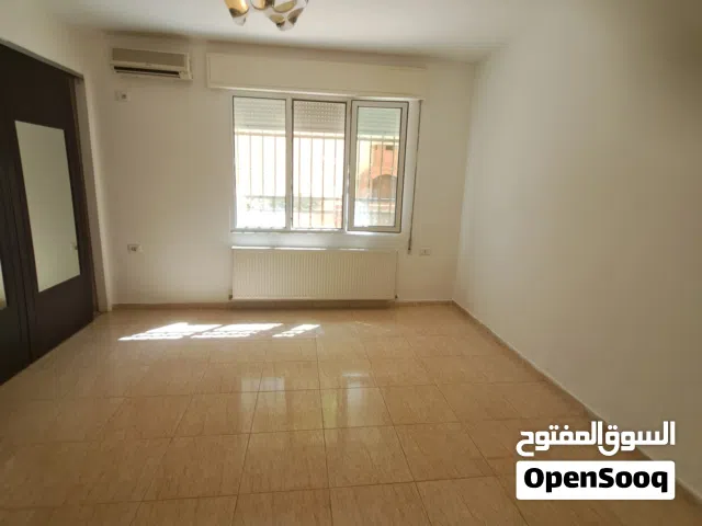 شقه شبه ارضي 3 غرف نوم صالون وسفره 3 حمامات تدفئه مركزيه سخانات شمسيه مكيفات فاير بليس خزائن حائ مطب
