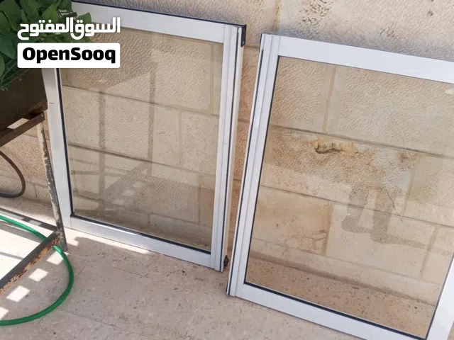 شباك ألمنيوم لون أبيض مع زجاج شفاف، بحالة ممتازة جدًا، بدون كسور أو مشاكل. الإغلاق محكم  ومعه شبك