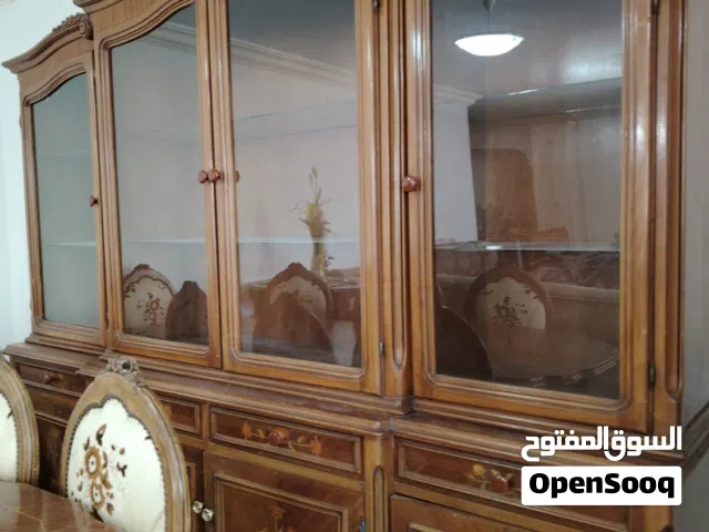 بوفيه 150 دينار + طاولة سفرة مع 8   كراسي للبيع ، مستعمل