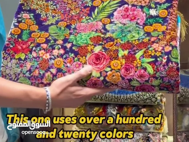 هذه السجادة الحريرية بالكامل، بتصميمها الزهري الدقيق وتركيبة ألوانها الفريدة