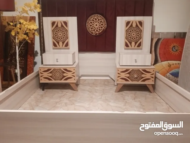 تخت مجوز مع خزانة مع 2 كوميدينا للبيع