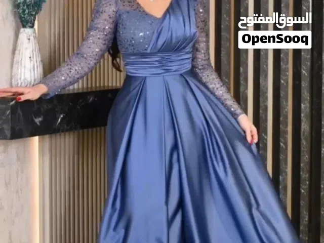 فستان بقماش الساتان الفخم بتصميم خاص و مميز .