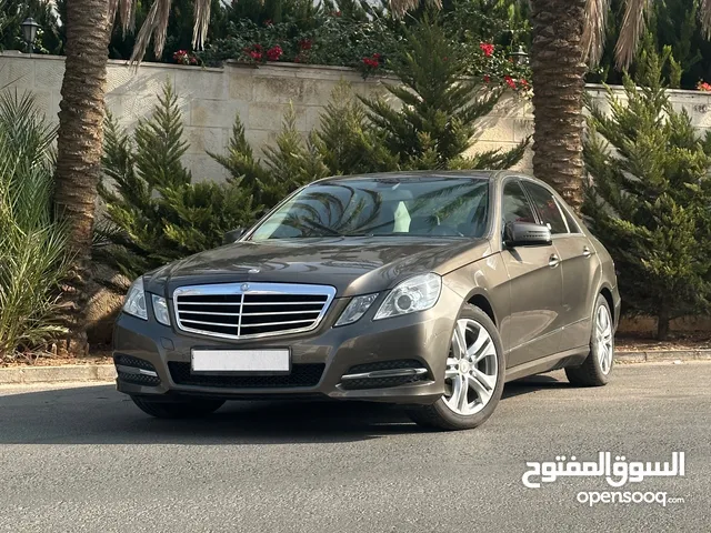 Mercedes E 200 2013 فحص كامل عداد قليل جدا 34 ألف كم لاتحتاج إلى اي نوع من الصيانه فتحه في السقف